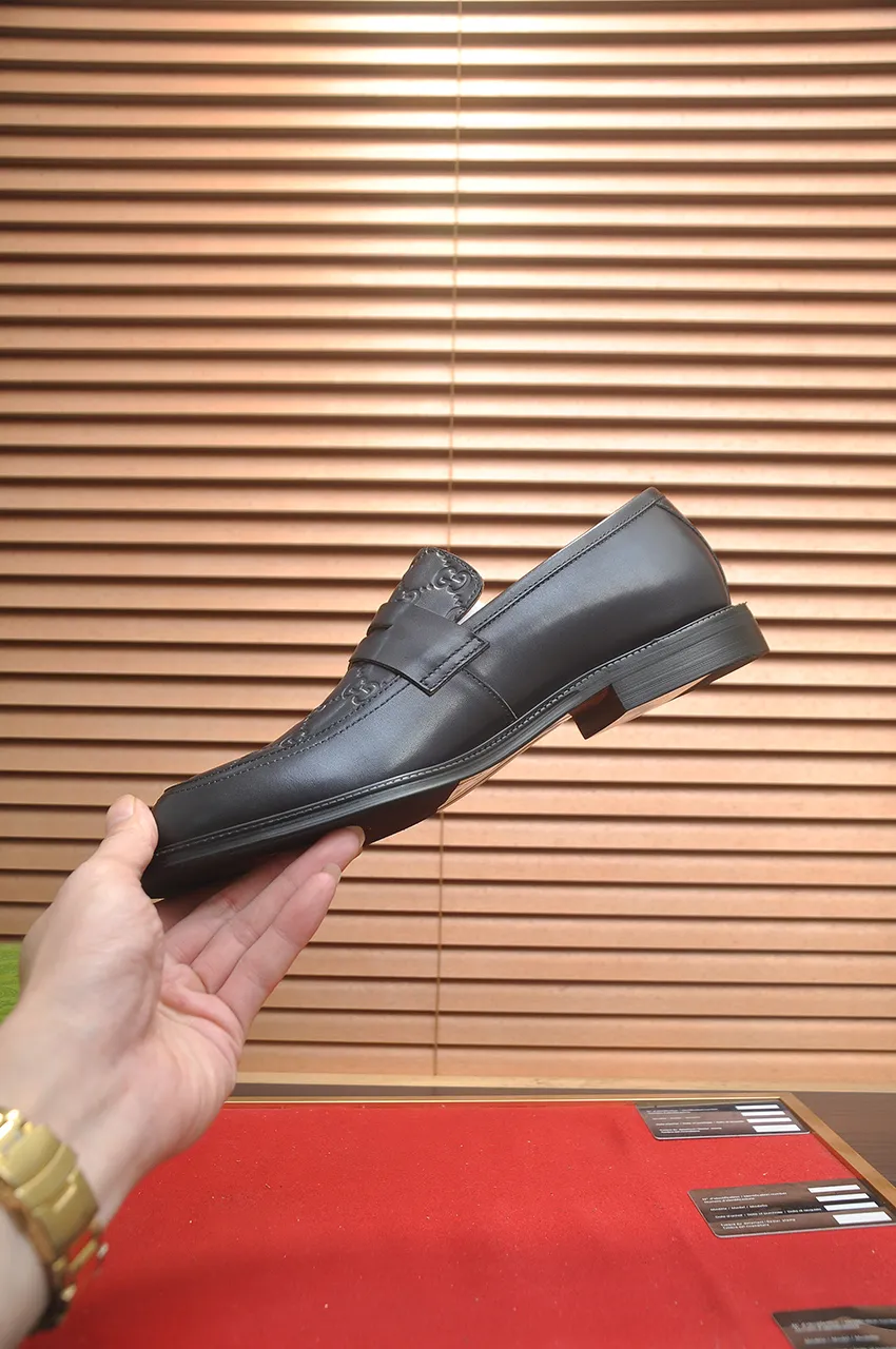 Men's shoes💰500💶Italy's top luxury men's shoe giant (GUCCI) (Gucci) (full cowhide lining) new arrival🍃Original European style🔰 Pleasant to the eye😍In order to make the shoes more durable and non-deformable🌀The production continues to follow traditional methods but there is still no lack of innovation💪Choose original sheepskin for the leather♻️ Smooth and natural And extra bright ⭐Made of imported cowhide, the first choice of rich people 38-45 (45 customized)